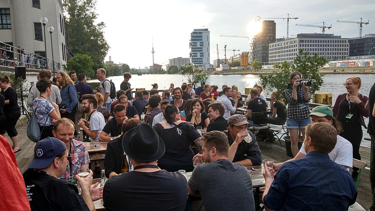 Versammelten sich im Berliner Fluxbau: die Teilnehmer und Partner des LMAB