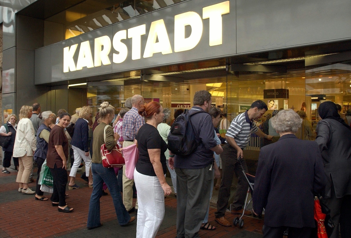 Sind Menschenmassen vor Karstadt-Türen bald ein Bild der Vergangenheit?