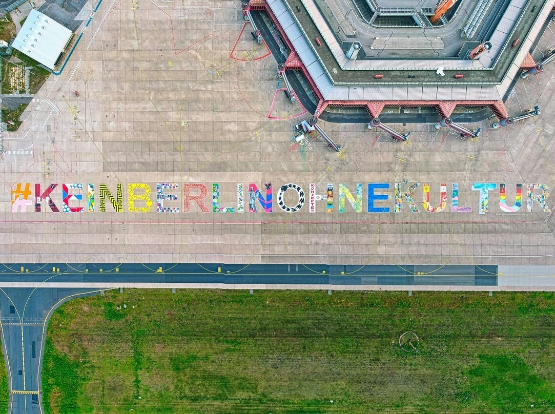 Aus der Luft sichtbar: die Botschaft "Kein Berlin ohne Kultur" am Flughafen Tegel