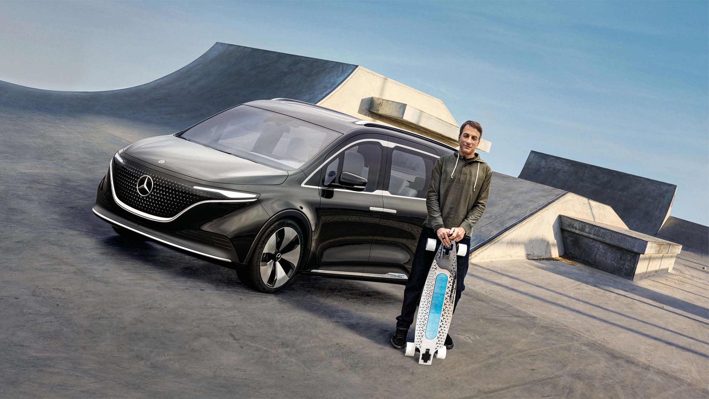 Tony Hawk mit Longboard und dem EQT-Concept-Car –