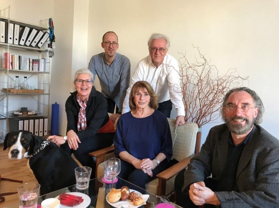 Illustre Runde: Elke Müller, Rudolf Krause, Senta Berger, Gerd Anthoff und Mario Krebs sowie die Große Schweizer Sennenhündin Elfie