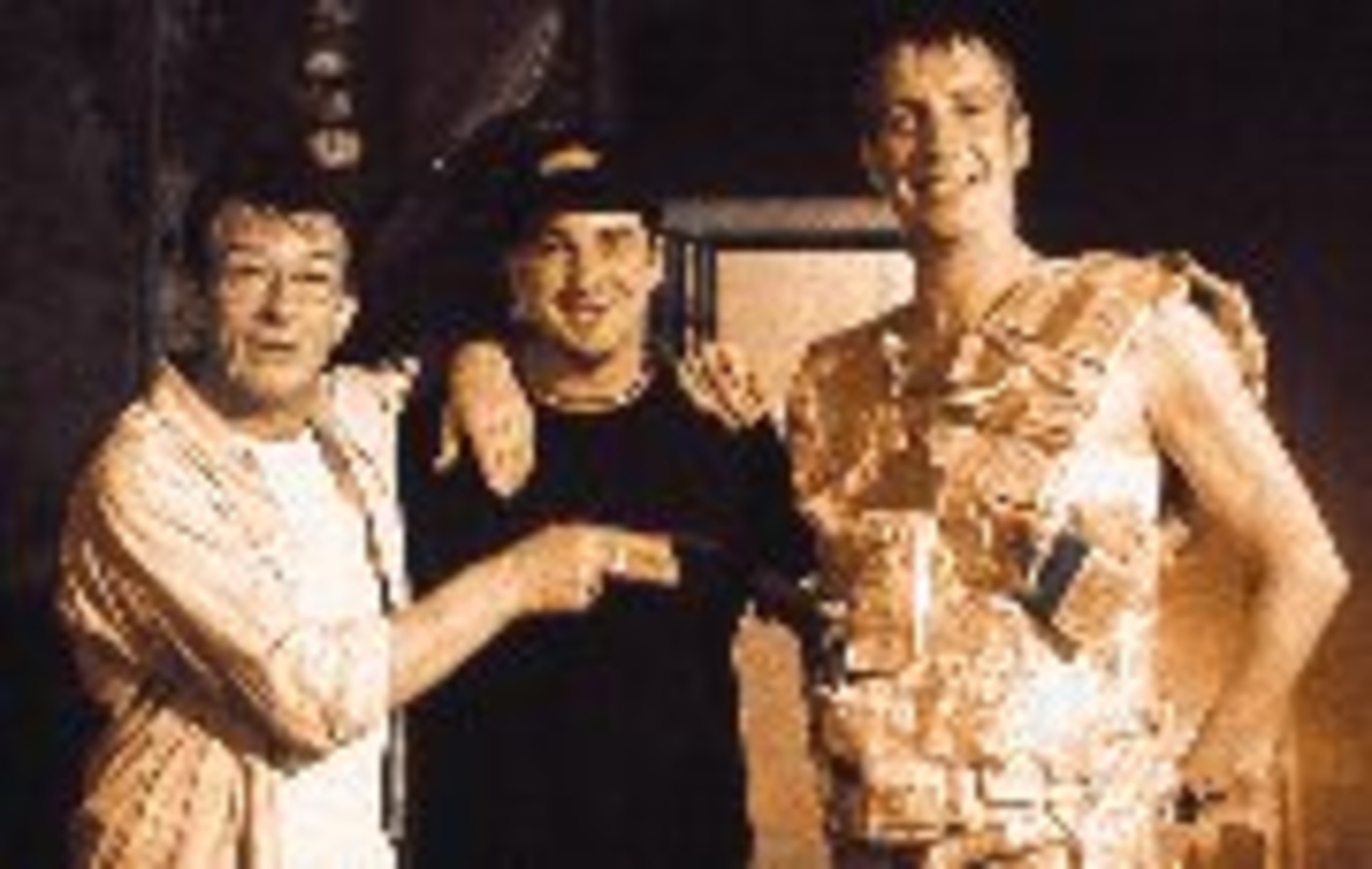 Marco Weber mit John Hurt und Rhys Ifland