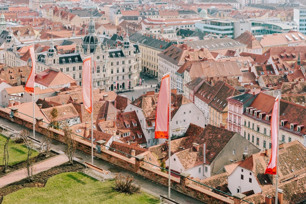 Die Fahnen der Diagonale wehen heuer erst im Juni über den Dächern von Graz