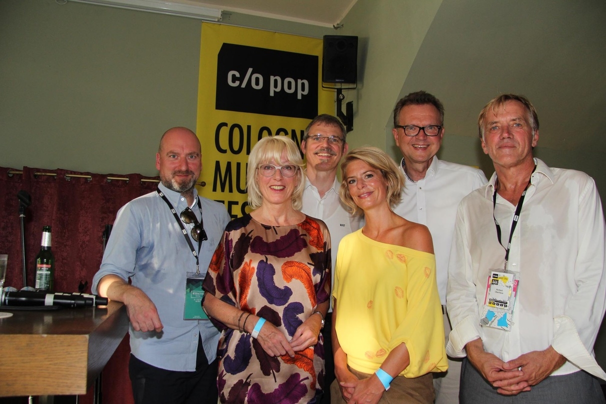 Eröffneten in Köln am 24. August die heiße Phase der c/o pop 2016 (von links): Ralph Christoph (c/o pop), Bürgermeisterin Elfi Scho-Antwerpes, Ulrich S. Soénius (IHK), Moderatorin Anja Backhaus, Martin Dörmann (SPD) und Norbert Oberhaus (c/o pop)