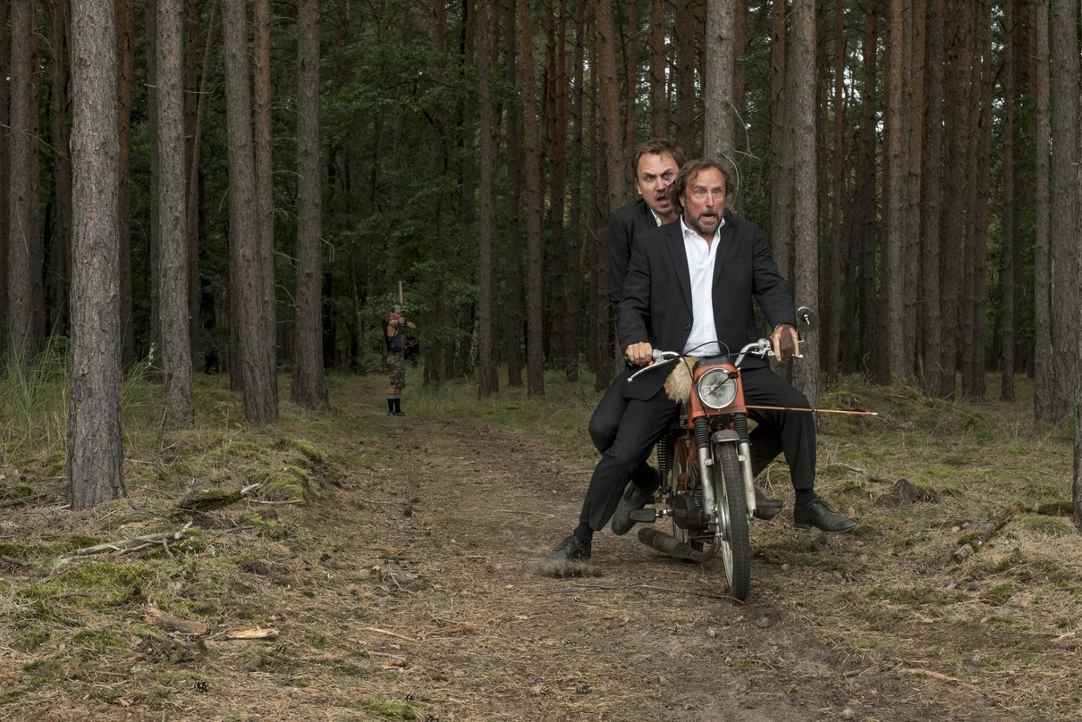 Auf dem Mofa durch Deutschland unterwegs: Bjarne Mädel und Lars Eidinger in "25 km/h"