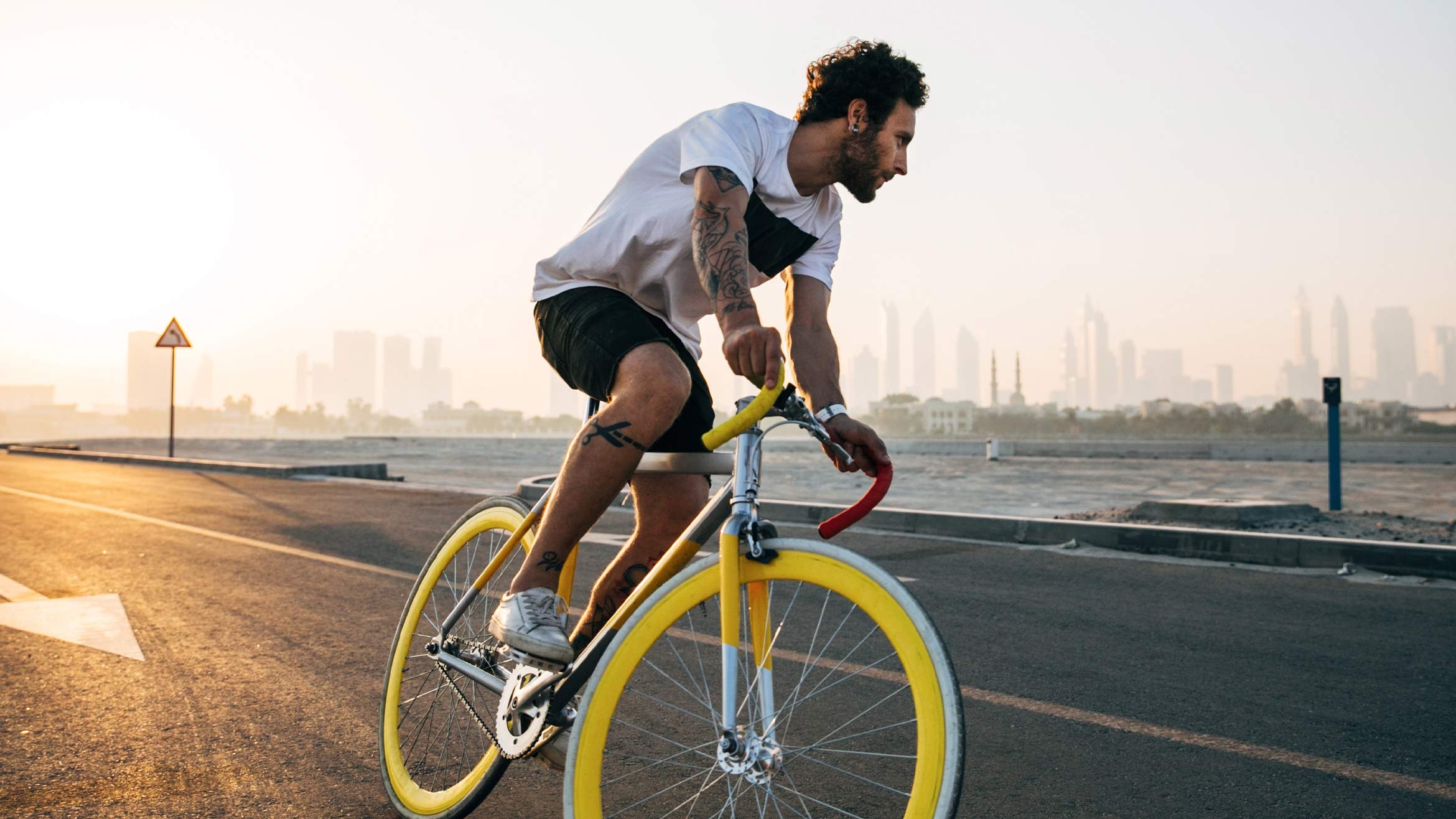 Sportlicher Fahrradfahrer fährt an Uferstrasse entlang – 