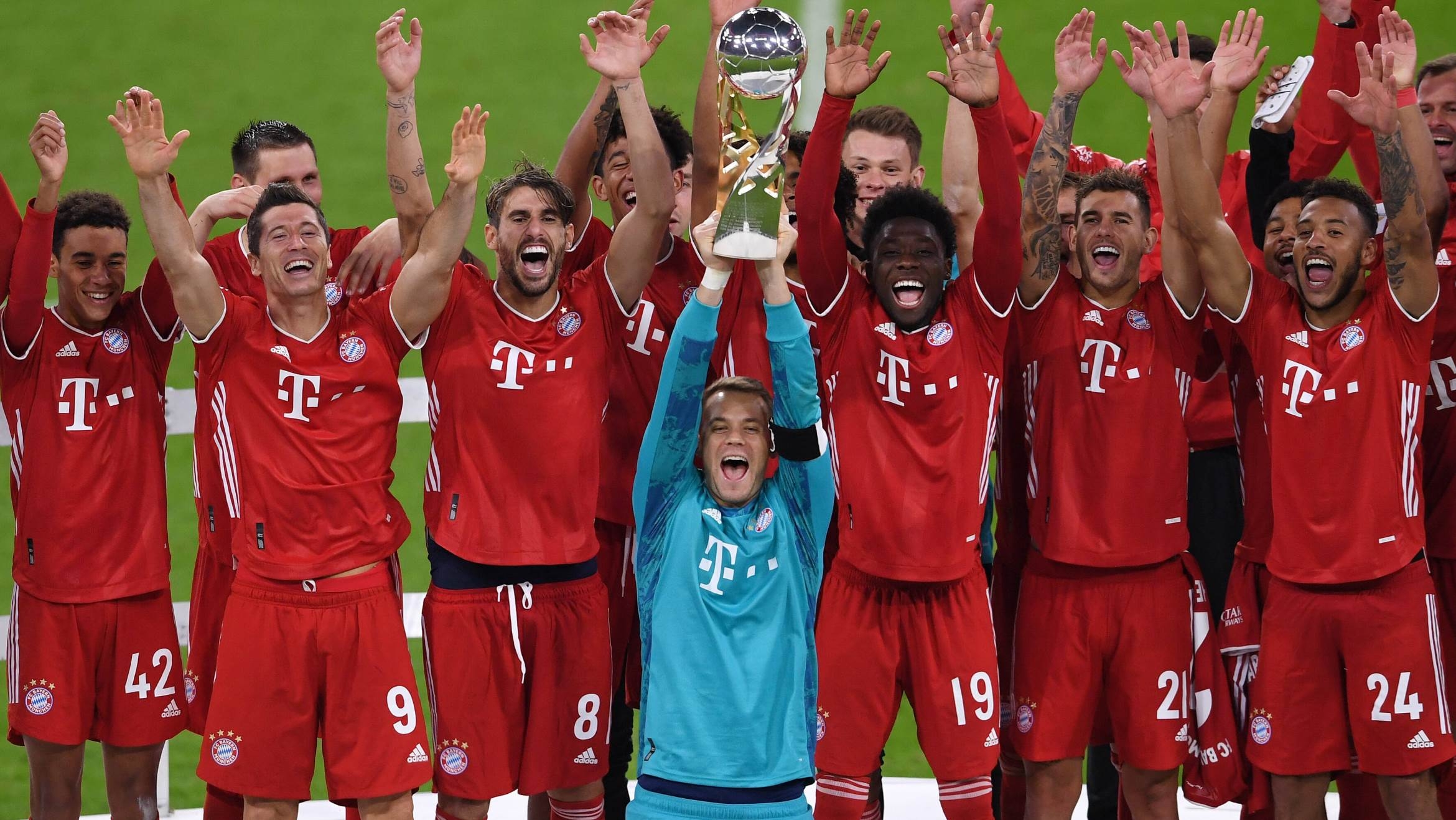 Jubelnde Spieler des FC Bayern nach dem Supercup-Sieg - 