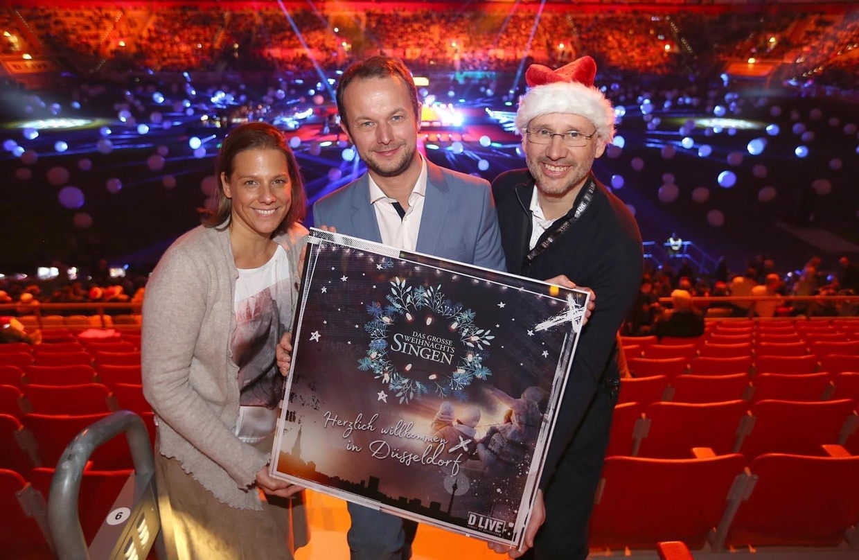 Bei der Awardübergabe (von links): Daniela Stork (Director Booking & Events Strategy D.Live), Jochen Gasser (Veranstalter "Das große Weihnachtssingen") und Michael Brill (Geschäftsführer D.Live) 
