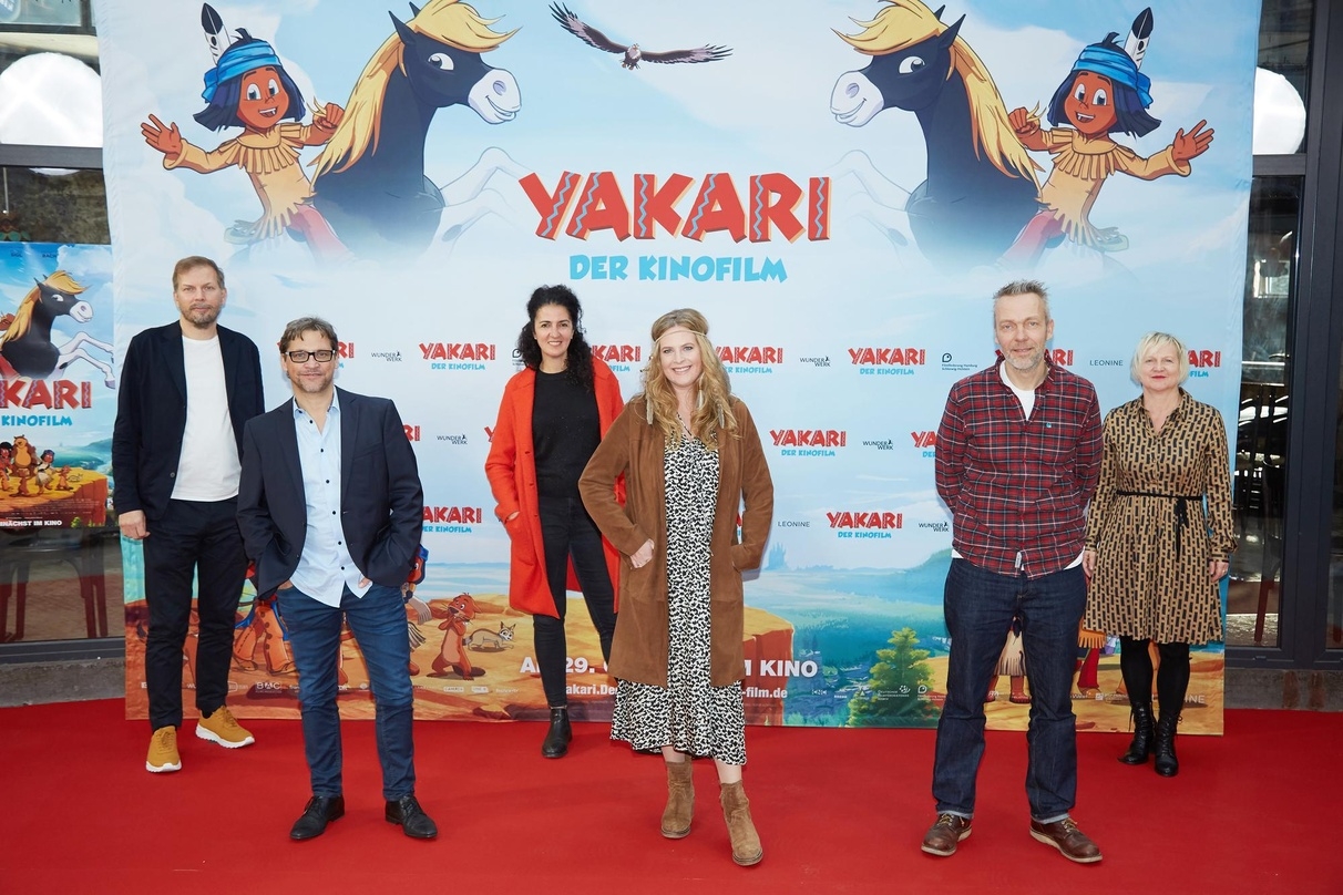 Bei der Premiere von "Yakari - Der Kinofilm" (v.l.n.r.): Helge Albers (FFHSH), Patrick Bach, Malika Rabahallah (FFHSH), Diana Amft, Toby Genkel (Regie), Gisela Schäfer (Produzentin WunderWerk) 