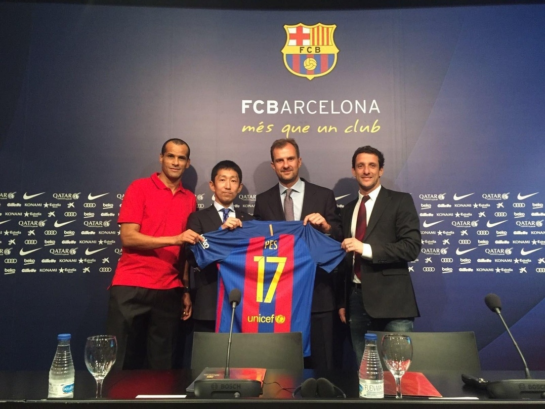 V.l.: FC-Barcelona-Legende Rivaldo, Konami President Tomotada Tashiro, FC Barcelona Chief Revenue Officer Francesco Calvo und Juliano Belletti