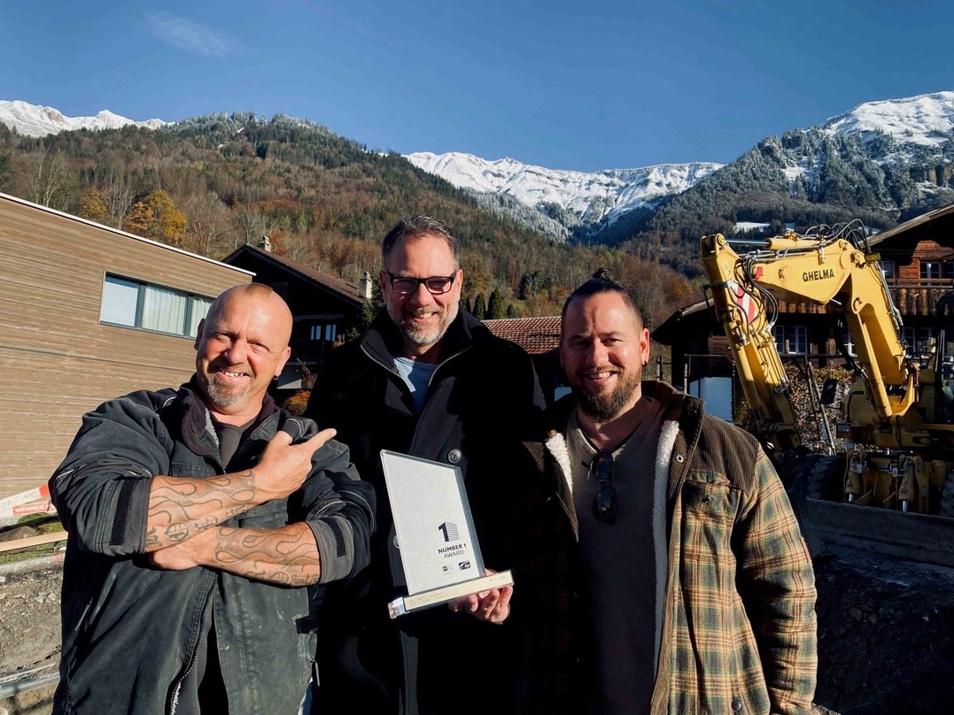 Bei der Awardübergabe (von links): Gölä, Andy Renggli (GfK Entertainment) und Trauffer