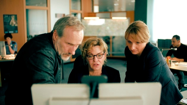 Paul Brix (Wolfram Koch), Anna Janneke (Margarita Broich, Mitte) und Constanze Lauritzen (Christina Große) im "Tatort: Das Monster von Kassel"