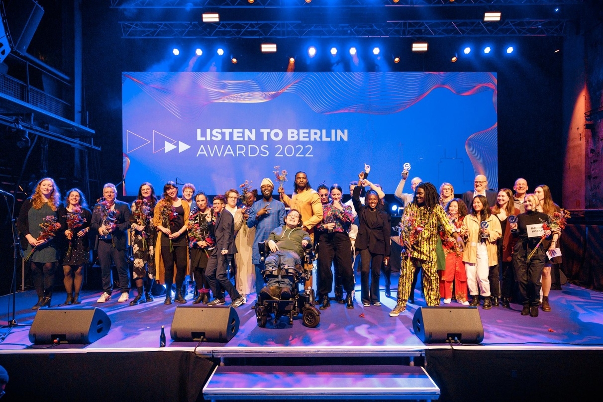 Versammelten sich zum Gruppenfoto: die Gewinner:innen, Laudator:innen und Organisator:innen der Listen to Berlin: Awards