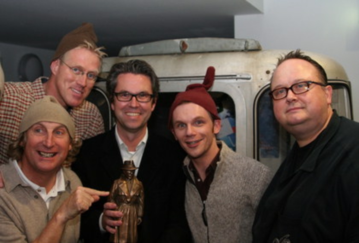 Die "Zwerge" Otto Waalkes, Norbert Heisterkamp und Ralf Schmitz nahmen den Bogey aus den Händen von BF-Chefredakteur Ulrich Höcherl (M.) entgegen. Rechts im Bild Tourorganisator Christoph Ott