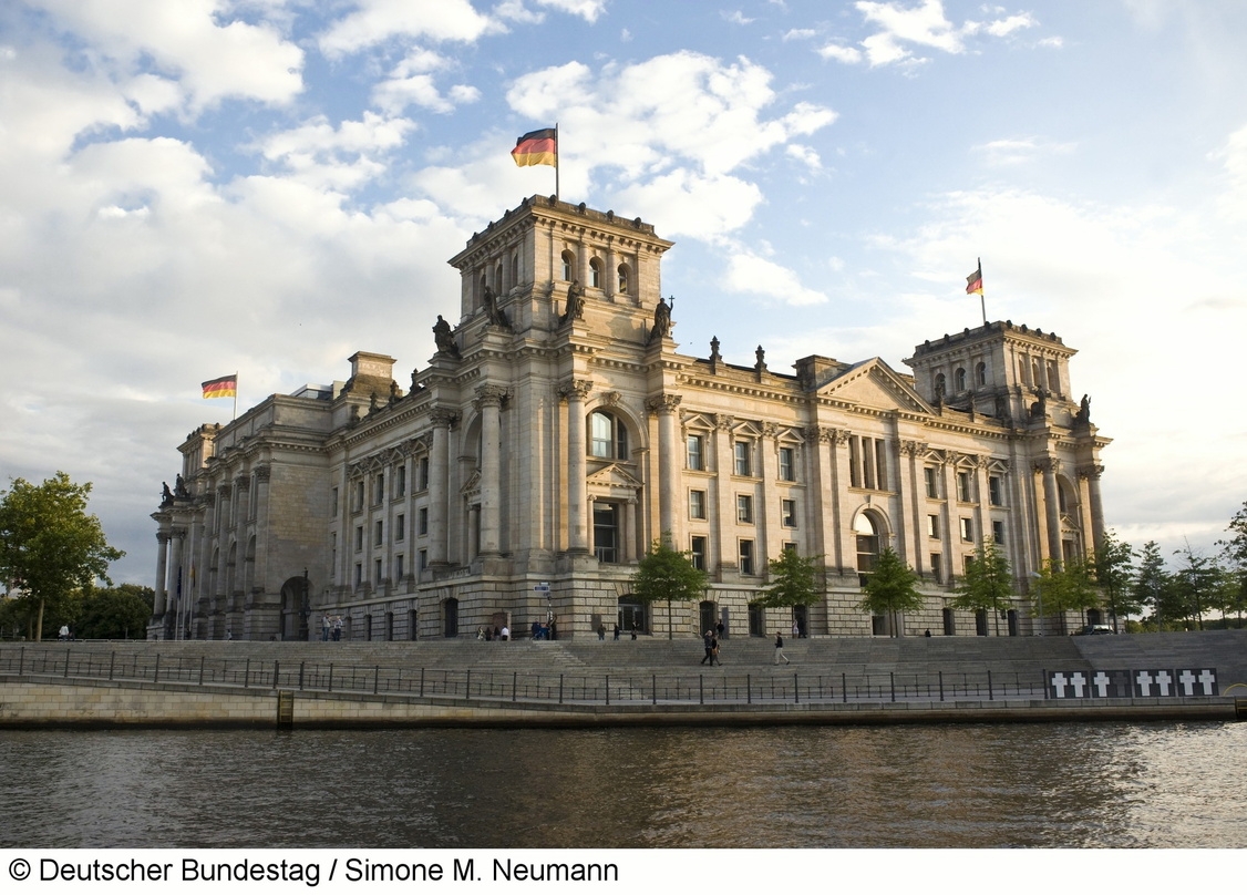 Im Reichstag wird gespielt. Die Poltiker-LAN lädt die Abgebordneten des Deutschen Bundestags zum spielen und diskutieren ein