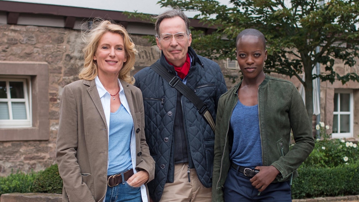 Regisseur Jobst Oetzmann und die beiden Hauptdarstellerinnen Maria Furtwängler (li.) und Florence Kasumba am Set des "Tatort: Krieg im Kopf" (AT) 