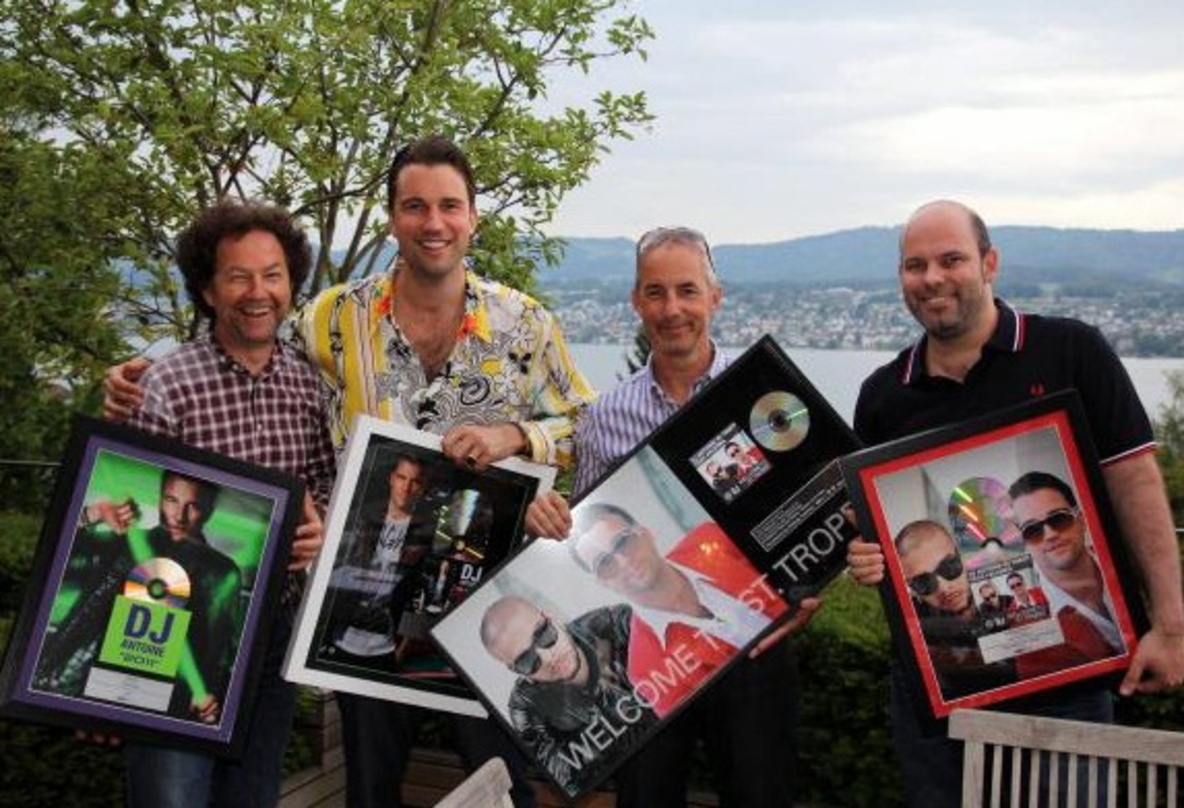 Frischten ihre seit 2008 bestehende Zusammenarbeit auf (von links) Victor Waldburger (CEO Phonag Records), DJ Antoine, Stefan Planta (COO Phonag Records), Fabio Antoniali (Global Productions)