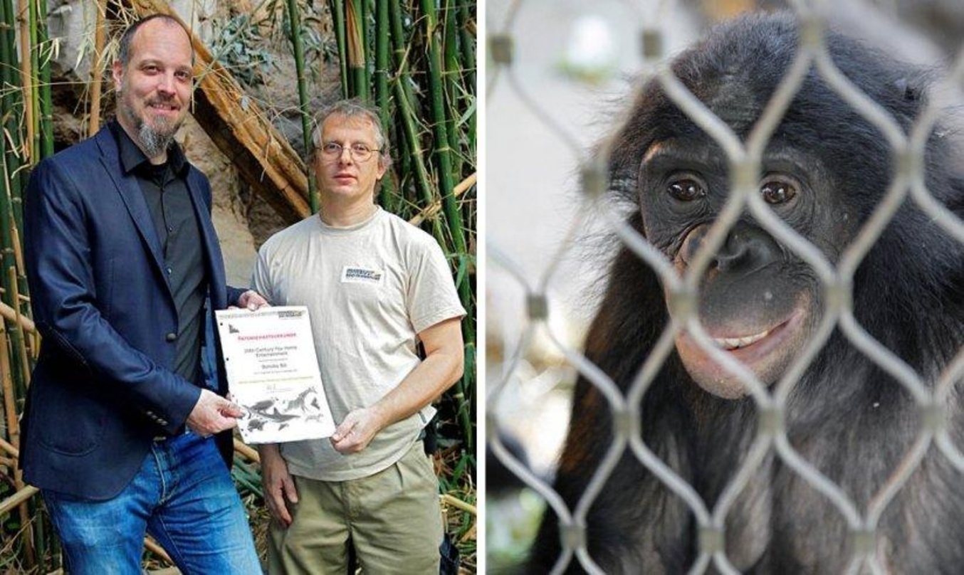 Christian Wissmann (l.) und Tierpfleger Carsten Knott mit der Patenschaftsurkunde für Bonobo Bili