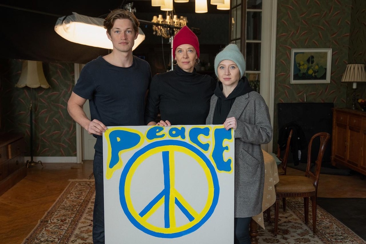 Damian Hardung, Katja Riemann und Anna Maria Mühe (v.l.n.r.) am Set der zweiten Staffel von "Unsere wunderbaren Jahre"