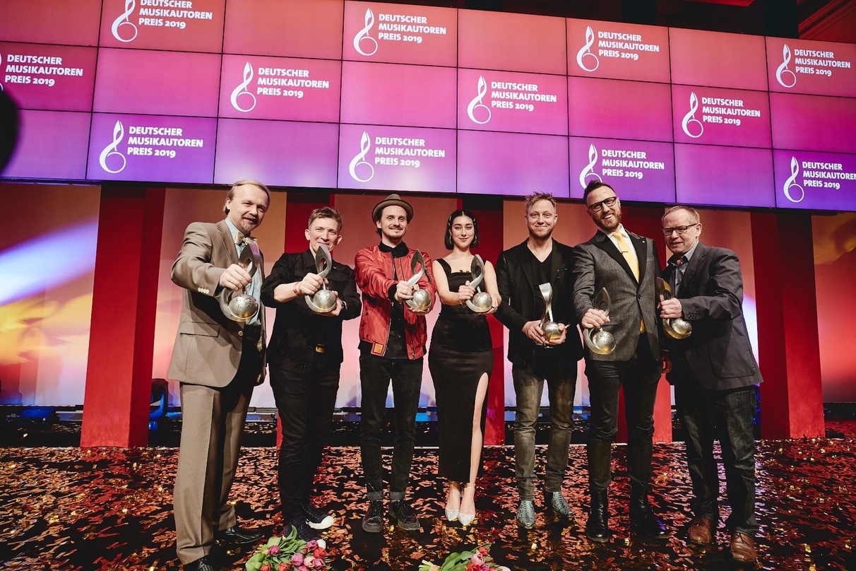 Die Preisträger des Deutschen Musikautorenpreises 2019 (von links): Ralf Wienrich, Suli Puschban, Maxim, Elif, Martin Tingvall, Mark Barden und Michael Maierhof