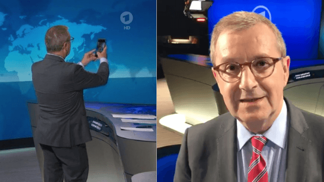 Jan Hofer macht ein Selfie von sich