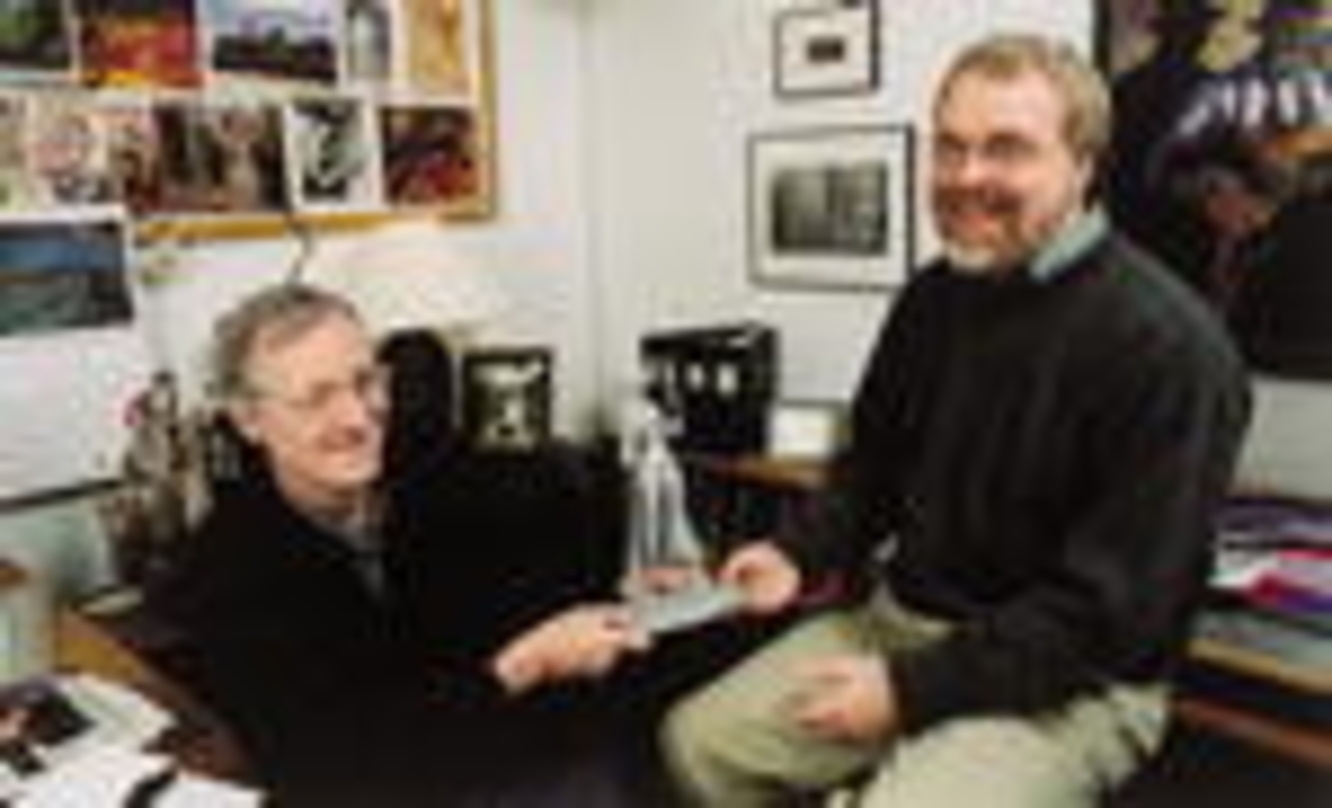 John Musker und Ron Clements mit einter Miniatur von Kapitän Amelia