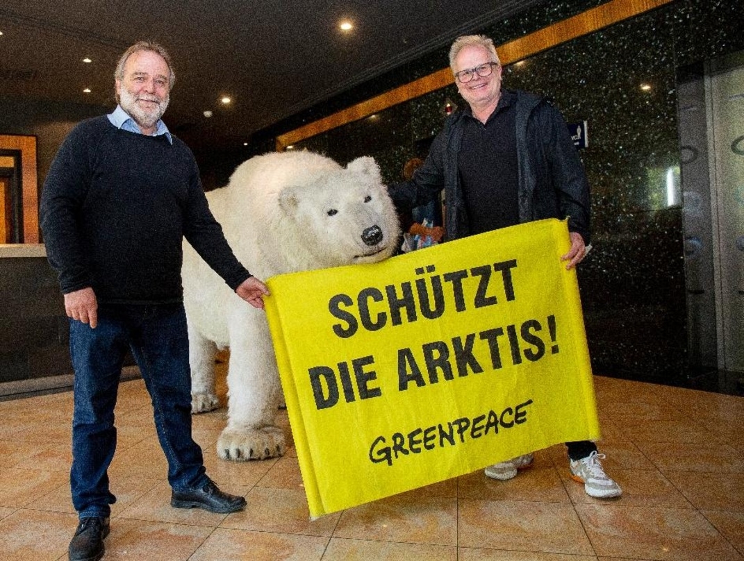 Setzen sich für ein Schutzgebiet in den internationalen Gewässern rund um den Nordpol ein: Greenpeace Geschäftsführer Roland Hipp (links) und Herbert Grönemeyer