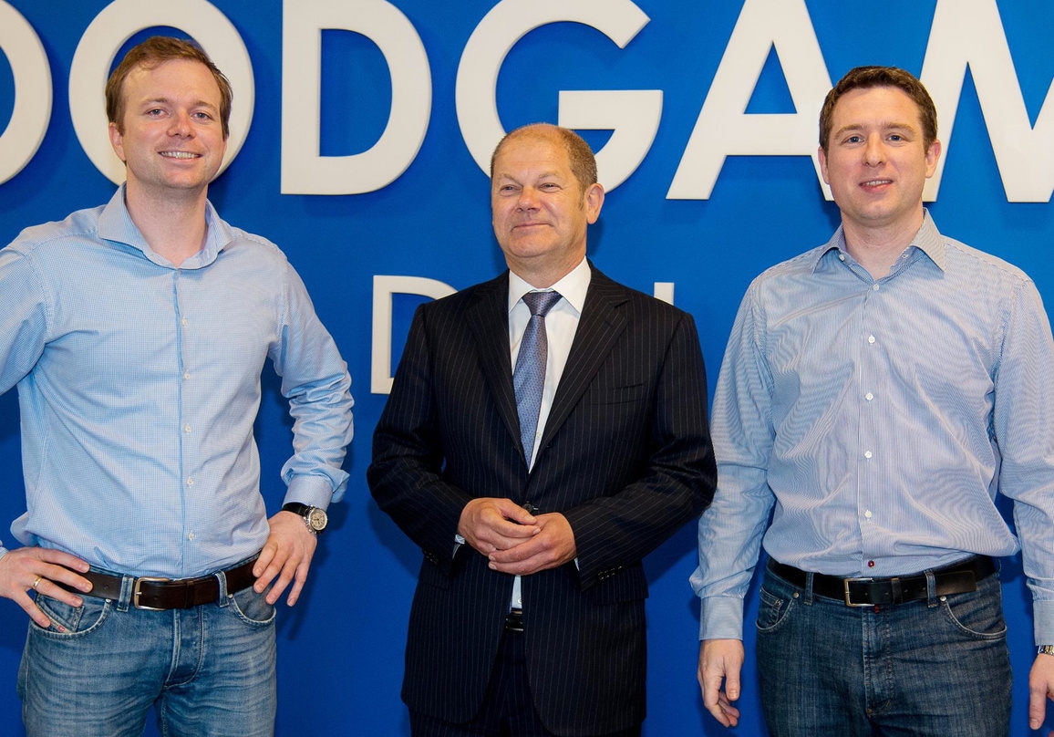 Die Goodgames-Gründer Dr. Christian Wawrzinek (l.) und Dr. Kai Wawrzinek mit Hamburgs Ersten Bürgermeister Olaf Scholz 