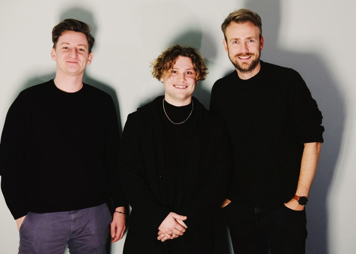 Arbeiten künftig zusammen (von links): Nepomuk Kähler (Neubau Music Publishing), Kaltenkirchen und Julian Butz (Geschäftsführer Neubau Music Publishing)