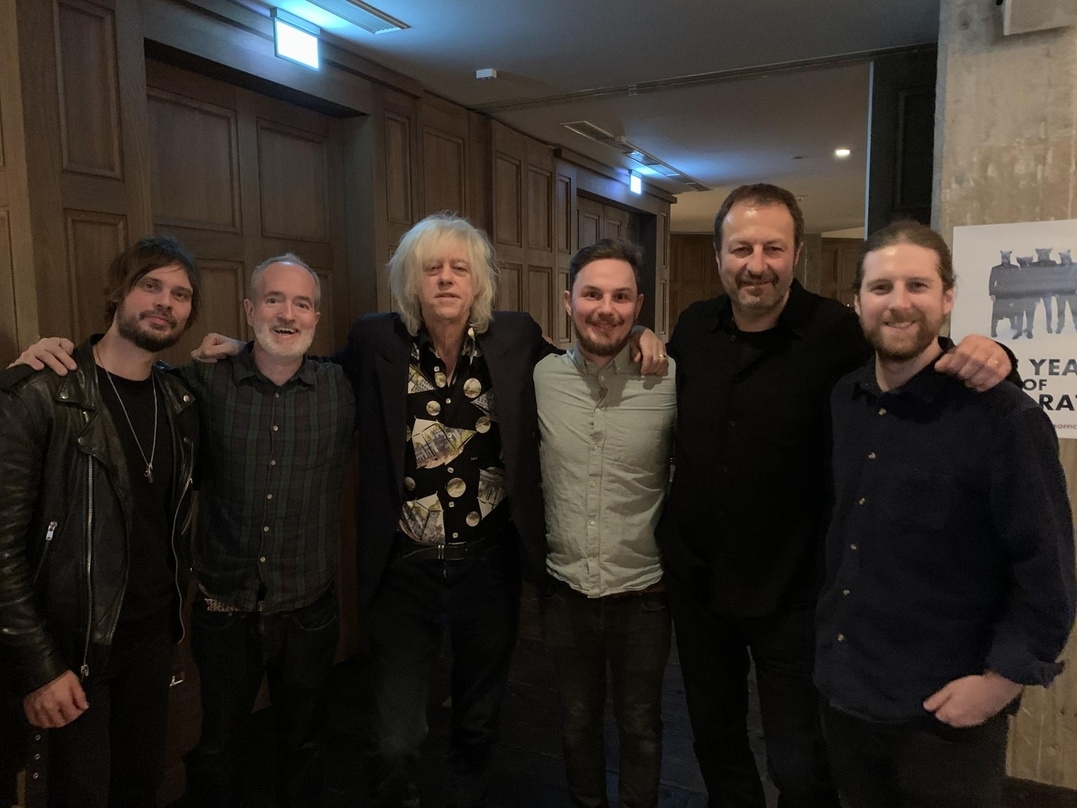 Trafen sich zur Albumpräsentation in Berlin (von links) Bob Geldof (Dritter von links) mit seinem BMG-Team und Artwork-Künslter Clemens Gritl (ganz links)