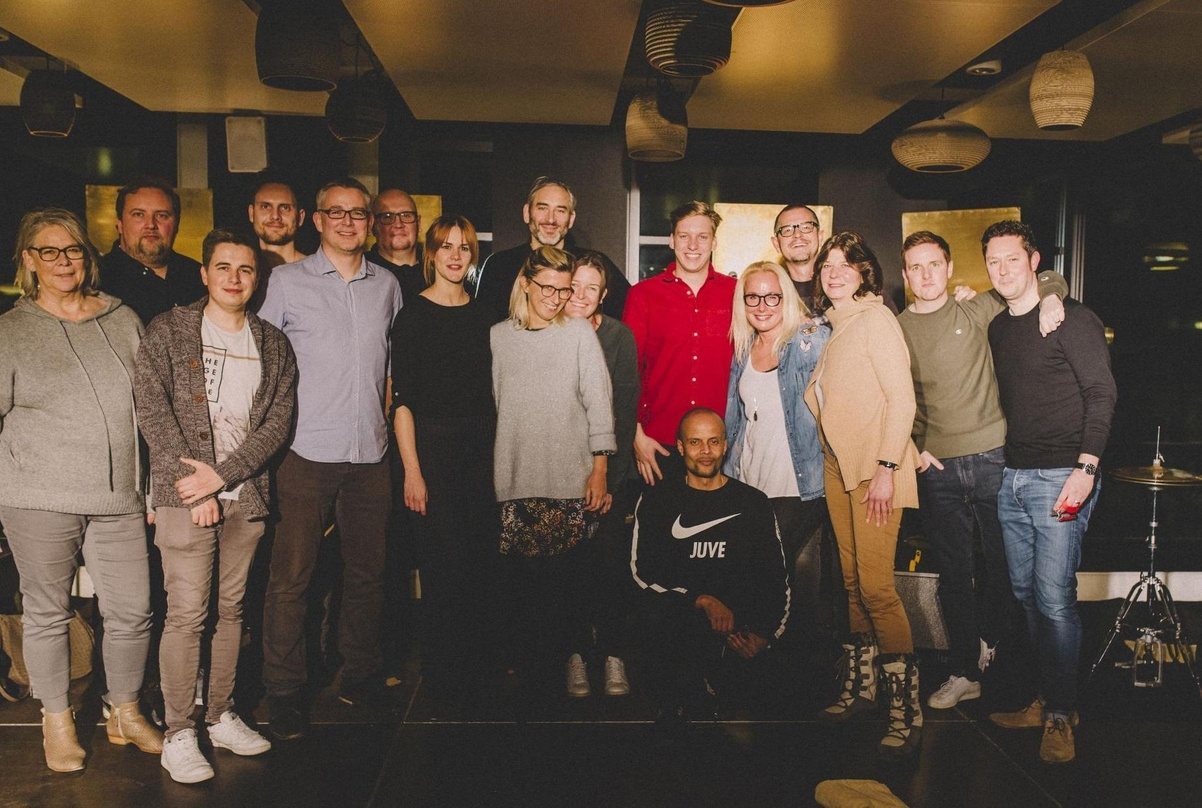 Trafen sich in München: George Ezra (sechster von rechts) mit dem Team von Sony Music und Gästen