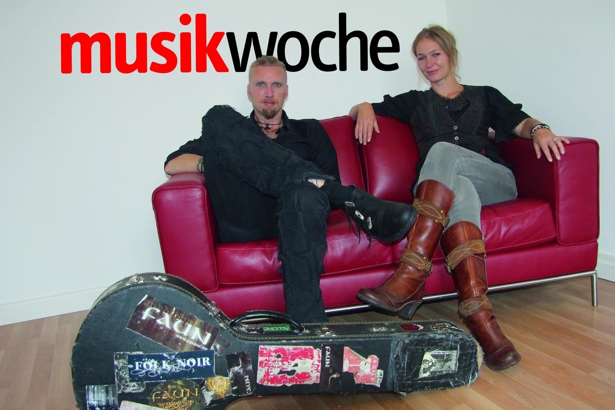 Fahrende Musikanten: Oliver "s.Tyr" Pade und Fiona Frewert von Faun auf der roten Musik-Woche-Couch