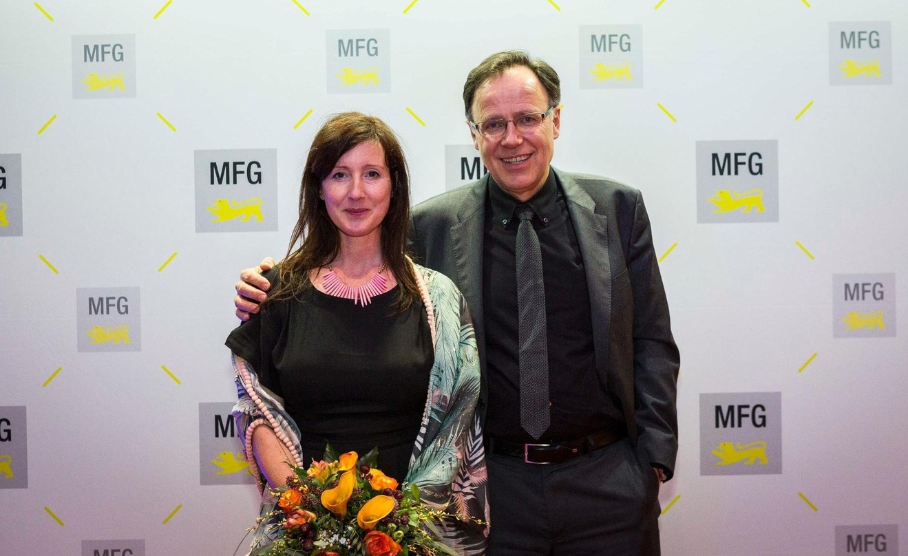 Preisträgerin Katinka Kulens Feistl mit MFG-Geschäftsführer Carl Bergengruen