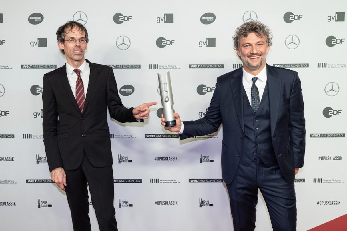 Ausgezeichnet: Preisträger Jonas Kaufmann (rechts) mit Michael Brüggemann (Sony Classical)