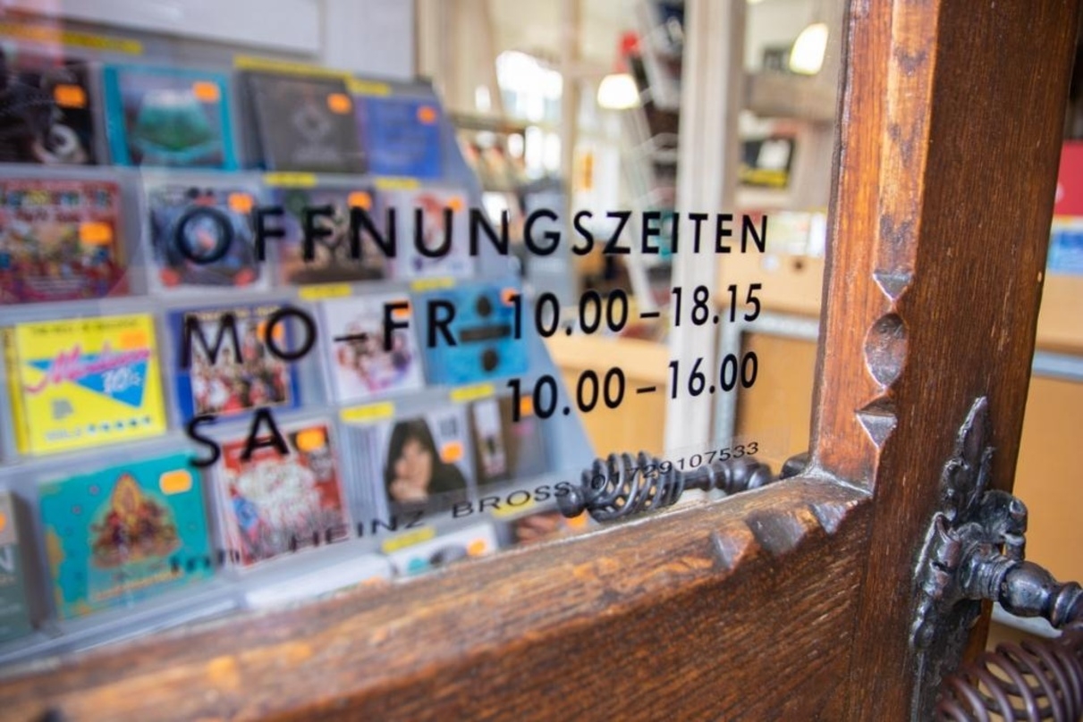 Ein Bild wie aus einer anderen Zeit: die Öffnungszeiten an der Ladentür, hier bei Rimpo in Tübingen
