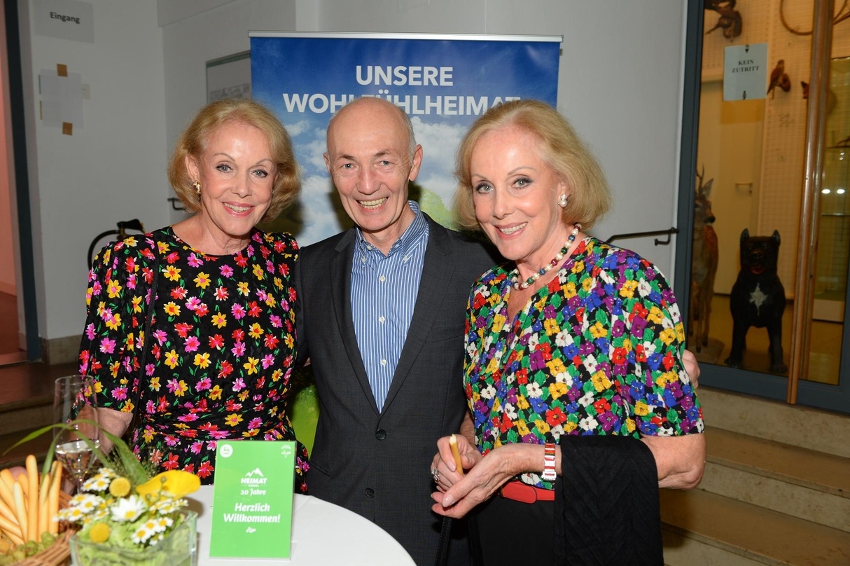 Gottfried Zmeck (Vorstandsvorsitzender Mainstream Media AG) mit den Kessler-Zwillingen Ellen (li.) und Alice
