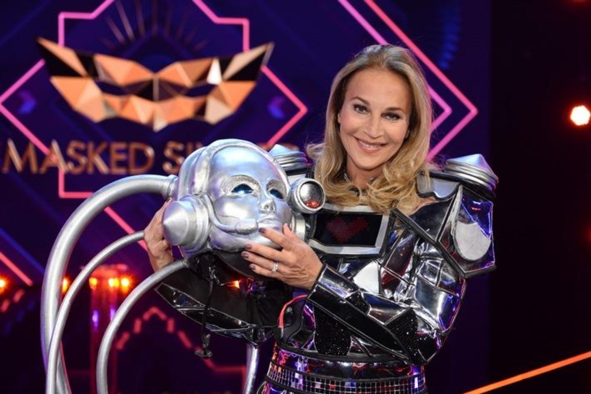 Moderatorin Caroline Beil musste das Roboterkostüm bei "The Masked Singer" gestern ablegen 
