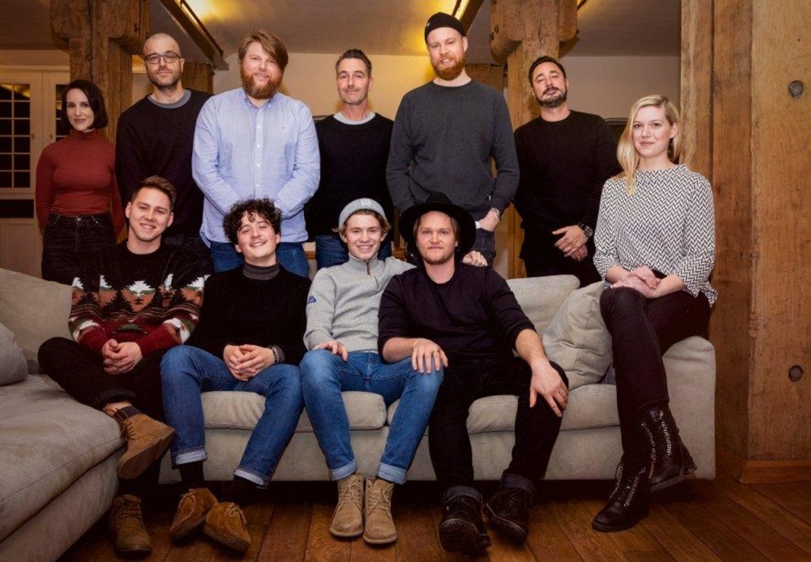 Hoffnungsträger: Provinz (auf der Couch) mit ihrem Management und dem Team von Warner Music Domestic