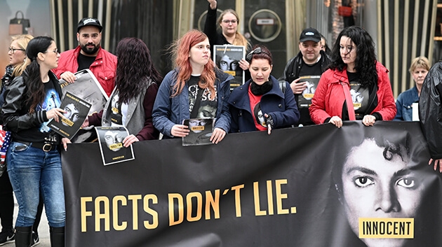 Fans in Köln protestieren gegen die Austrahlung der Dokumentation "Leaving Neverland"