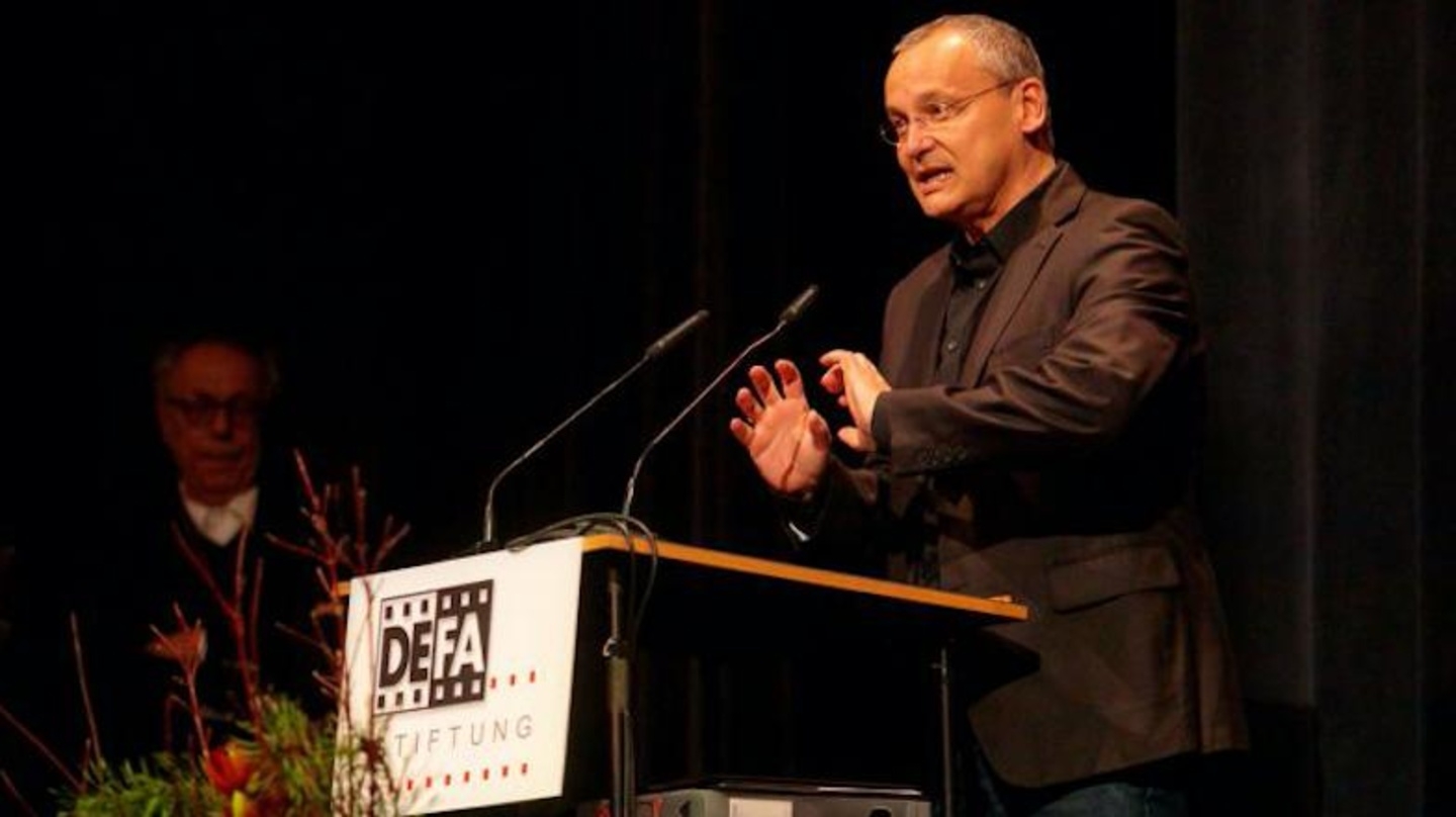 Der ausgezeichnete Filmkritiker Knut Elstermann spricht, während der ehemalige Berlinale-Direktor Dieter Kosslick den Worten lauscht