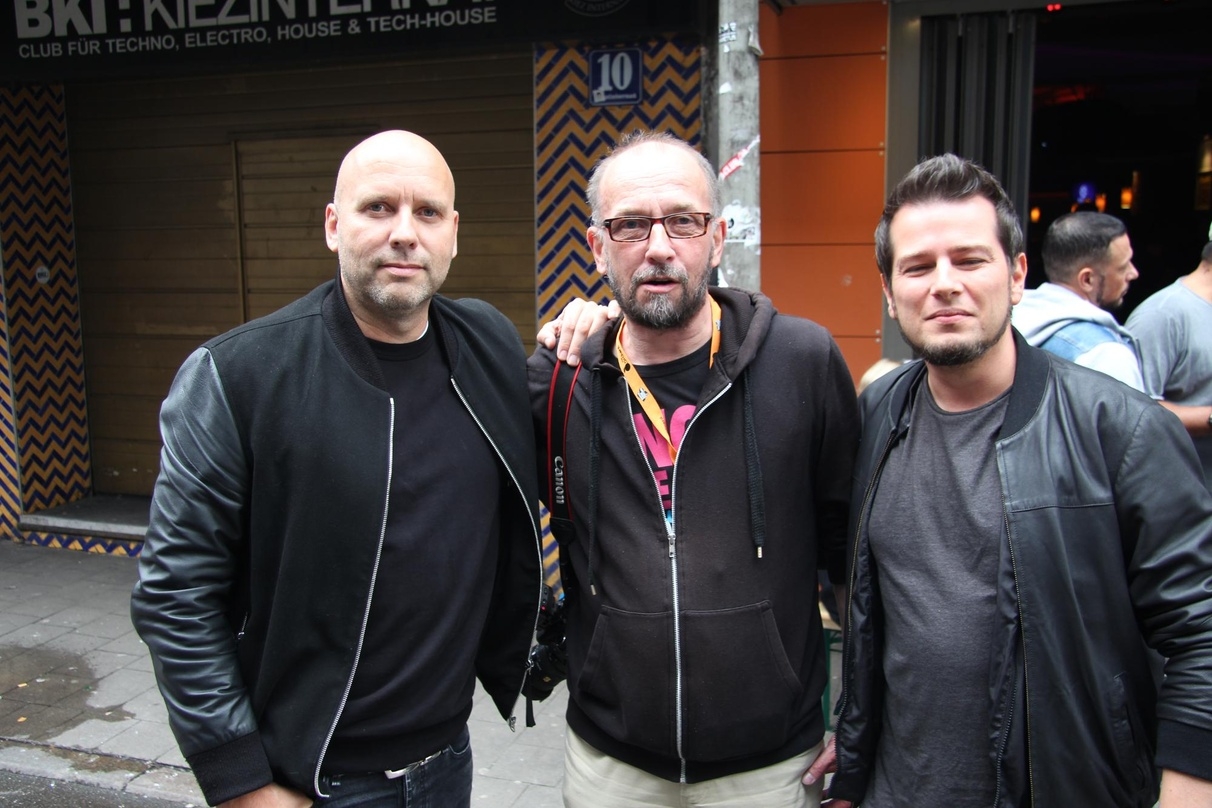 Trafen sich beim vierten DJ Meeting @ Reeperbahn Festival (von links): Markus Gardeweg (links) und Robert Larsz (rechts, beide Kontor Records) nehmen Gastgeber Jörg Böhm in die Mitte