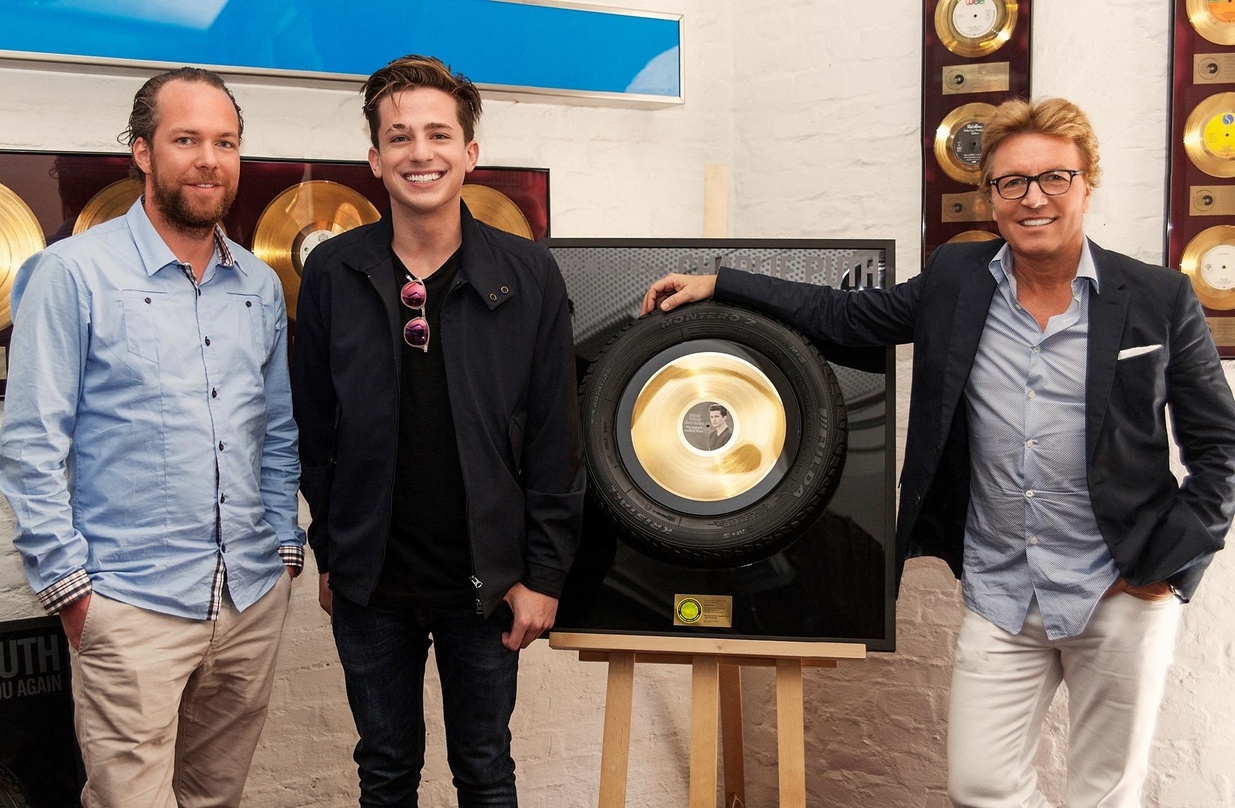 Bei der Gold-Verleihung in Hamburg (von links): Fabian Drebes (Marketing Director Warner Music Germany), Charlie Puth und Bernd Dopp (Chairman & CEO Warner Music Central Europe)