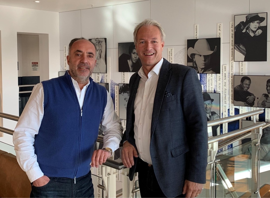 Neue Partner (von links): Salvatore Monteleone (Executive Vice President of Global Operations Warner Music Group) und Sven Deutschmann (Geschäftsführer Sonopress)