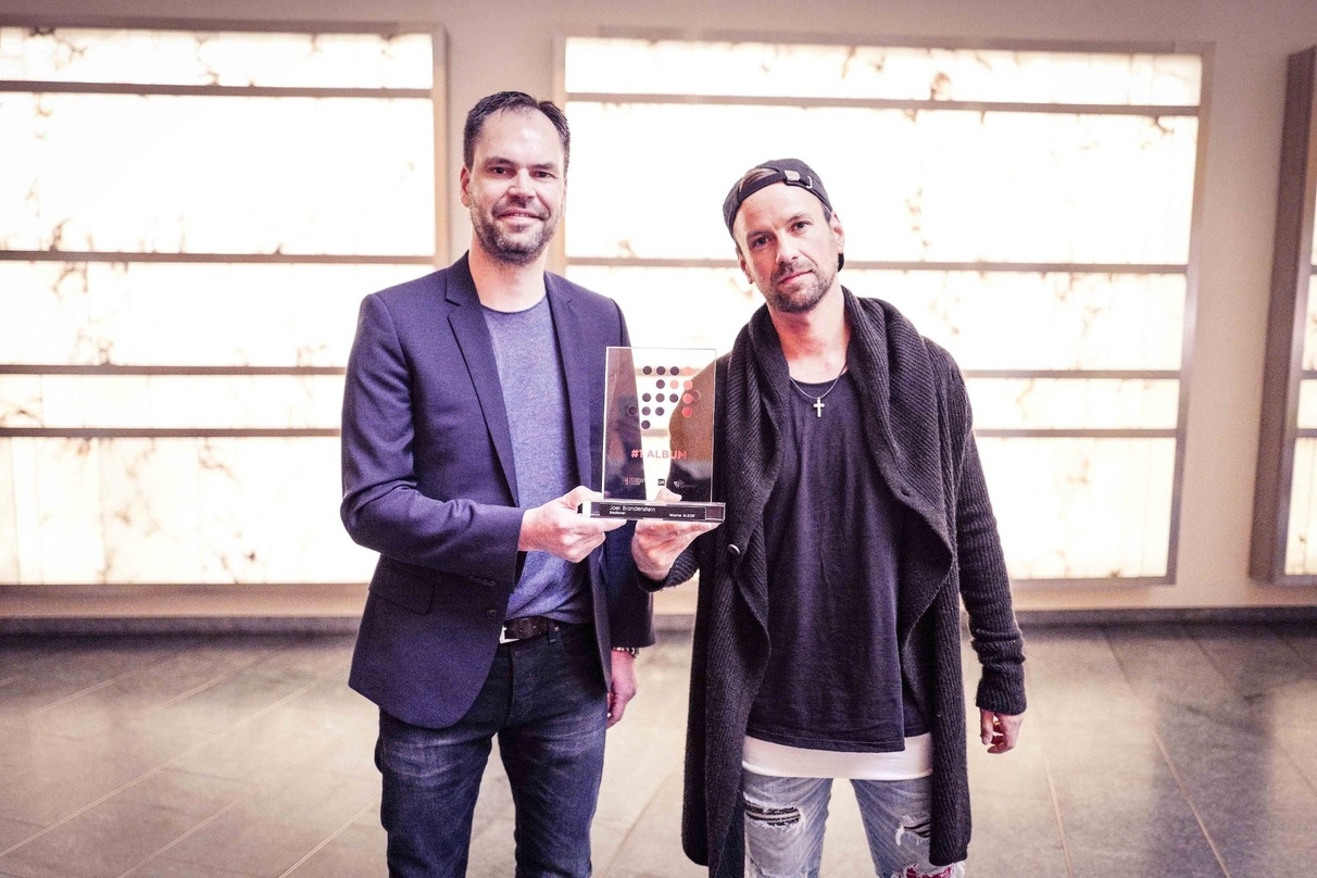 Bei der Übergabe des Awards für die Nummer eins: Joel Brandenstein (rechts) mit Gratulant Mathias Giloth (GfK Entertainment)