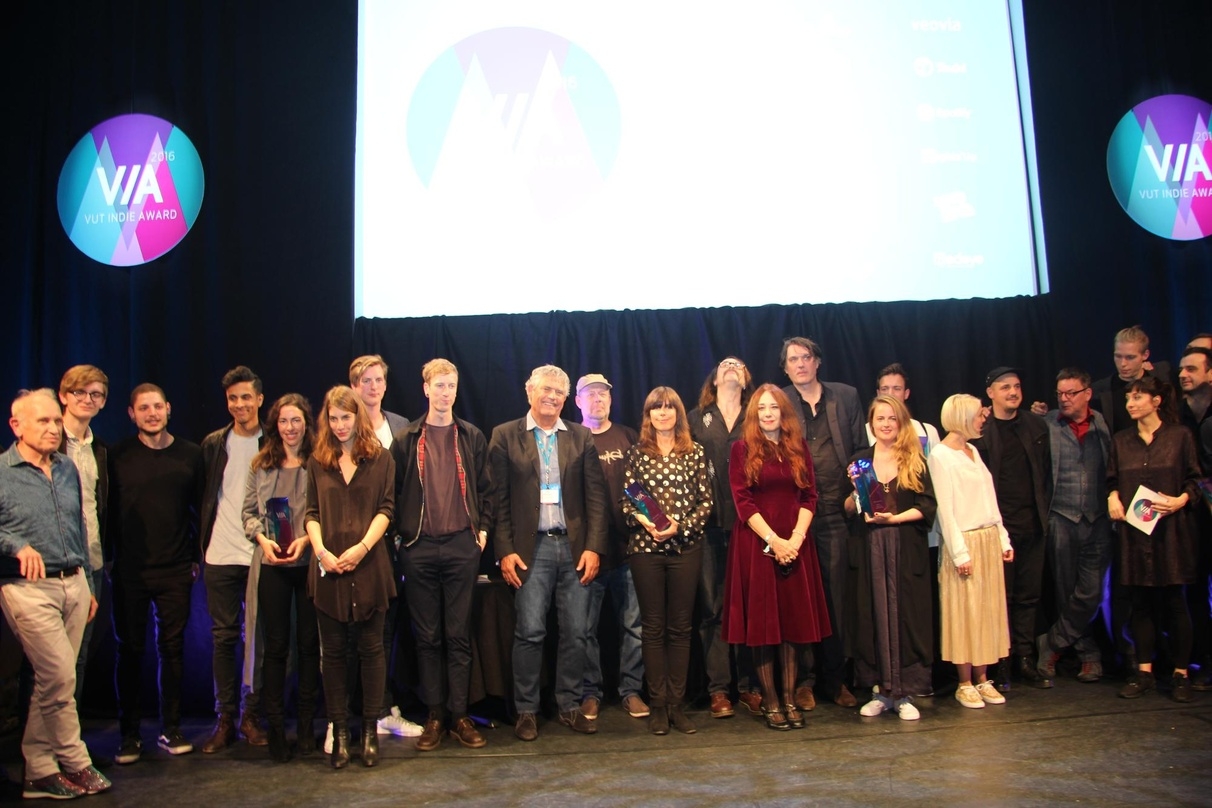 Abschluss der VIA! VUT Indie Awards 2016: Alle Sieger, Nominees und Laudatoren auf der Bühne im Schmidts Tivoli