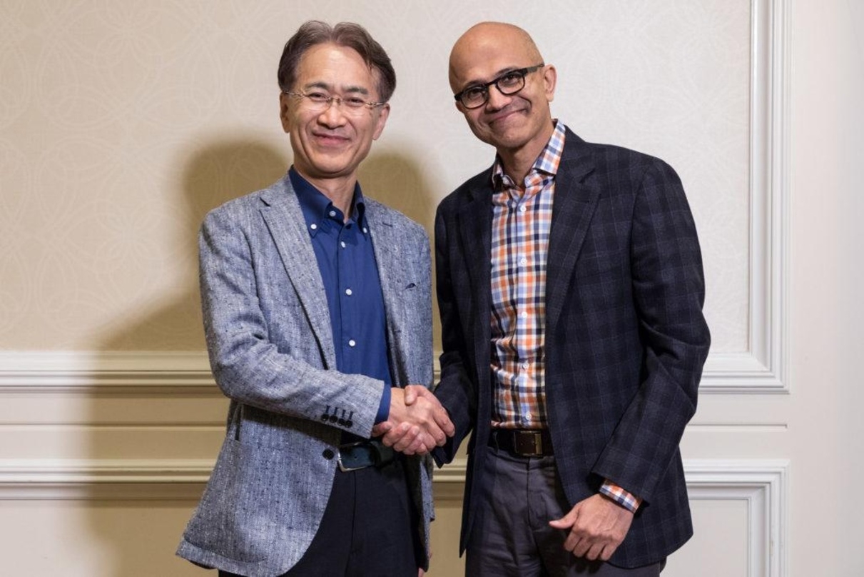 Ein historischer Händedruck? Kenichiro Yoshida, President und CEO der Sony Corporation, and Satya Nadella, CEO von Microsoft 