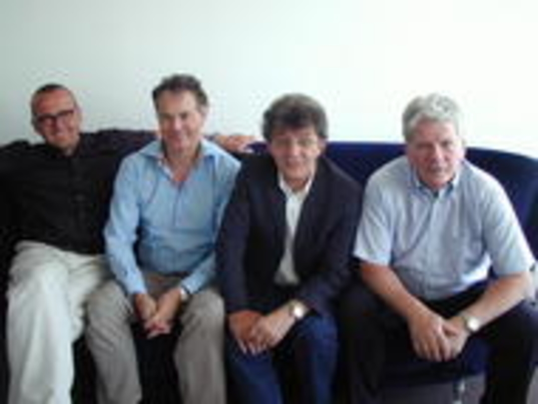 Handelseinig (v.l.n.r.): "Bonzo" Deubzer (Leitung Business Affairs BMG Ariola München), Ralph Lobenstein (Leitung Nationale Labels), Eugen Römer und Thomas M. Stein (President BMG GSA)