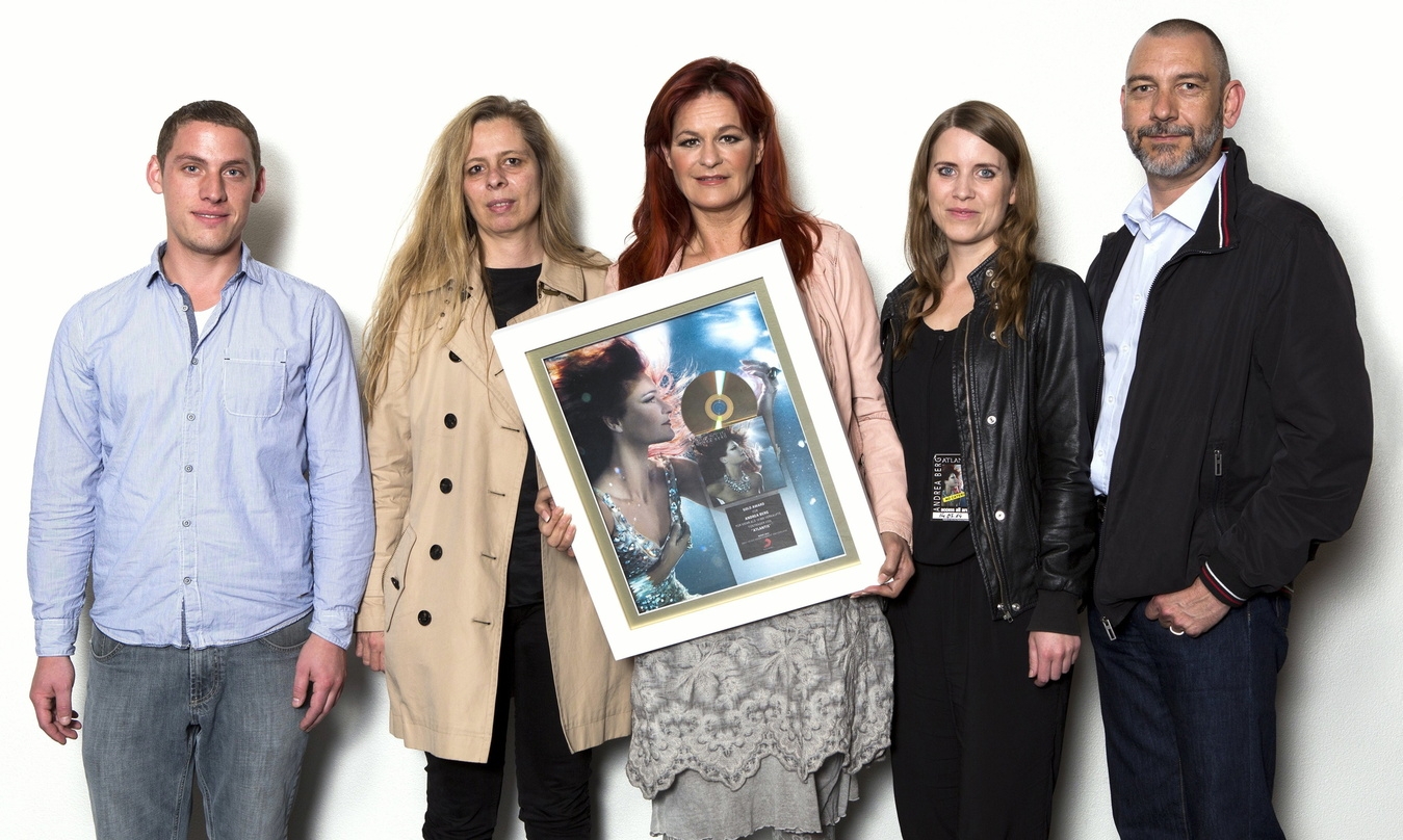 Zelebrierten das Edelmetall: Andrea Berg (Mitte) und ihr Schweizer Sony-Music-Team