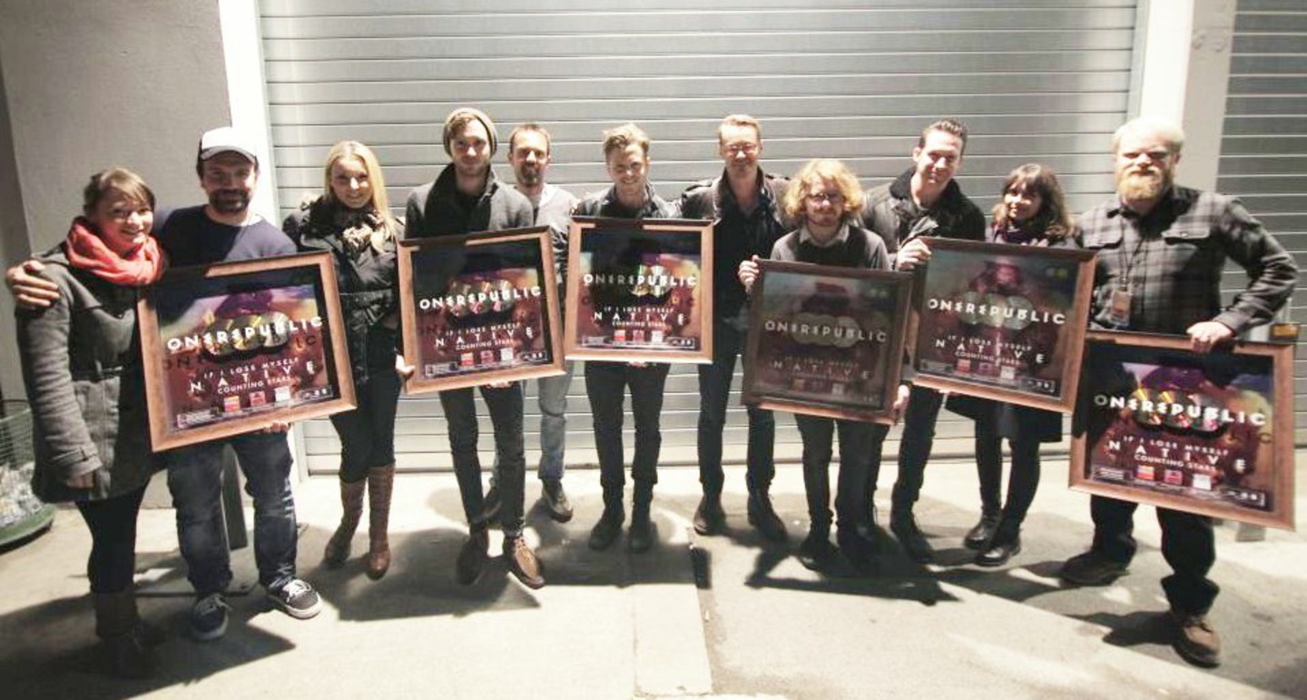 Bei der Award-Übergabe: OneRepublic mit ihrem Tourmanager und ihren Partnern von Universal Music International und der Marek Lieberberg Konzertagentur