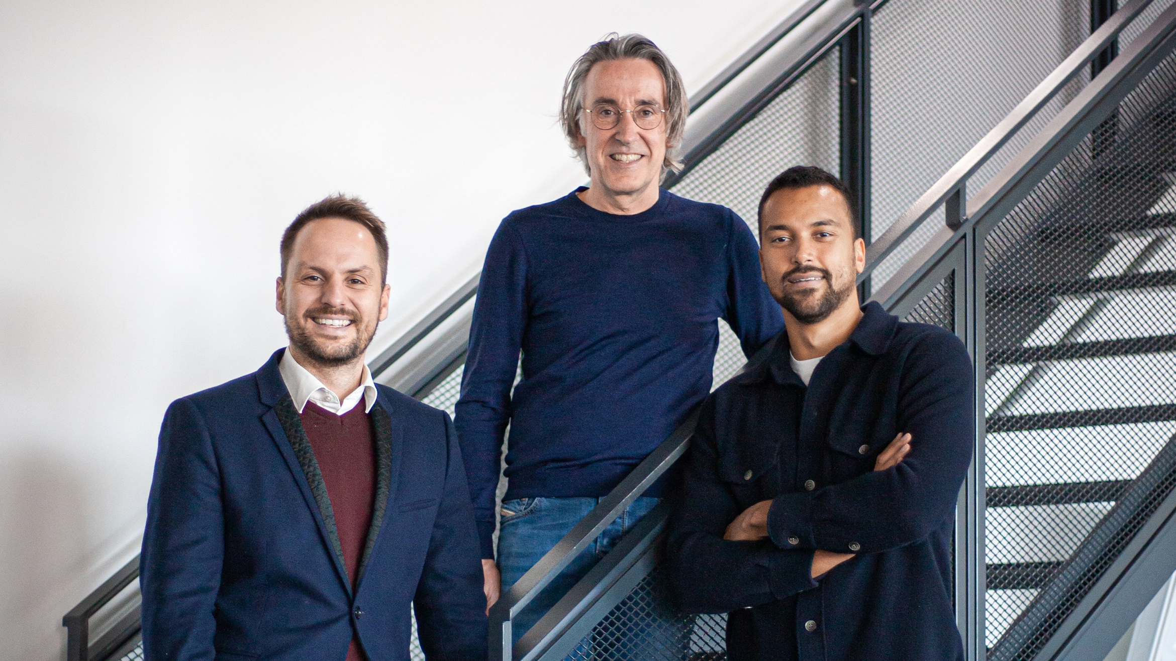 Avantgarde-CEO Martin Schnaack (Mitte) mit den beiden Gründern von Slash Digital, Tim Schlöder (l.) und Joe Butler –